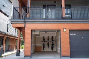 Ein modernes Gebäude mit Holzfassade, einem Balkon und einer Garage mit der Aufschrift G4101.