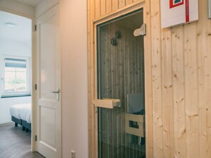 Villa | 4 bedrooms, individually furnished - Watervilla Wellness 8 (Medemblik)