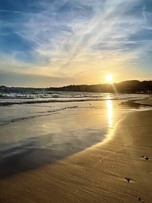 A beach with waves, a sunset, and a distant shoreline. - Pool studio with beach access (Sanary-sur-Mer)