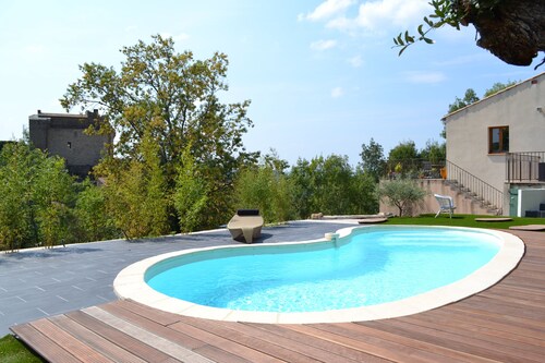 House with swimming pool, terraces and exceptional views.