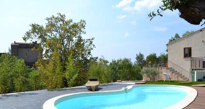 House with swimming pool, terraces and exceptional views.