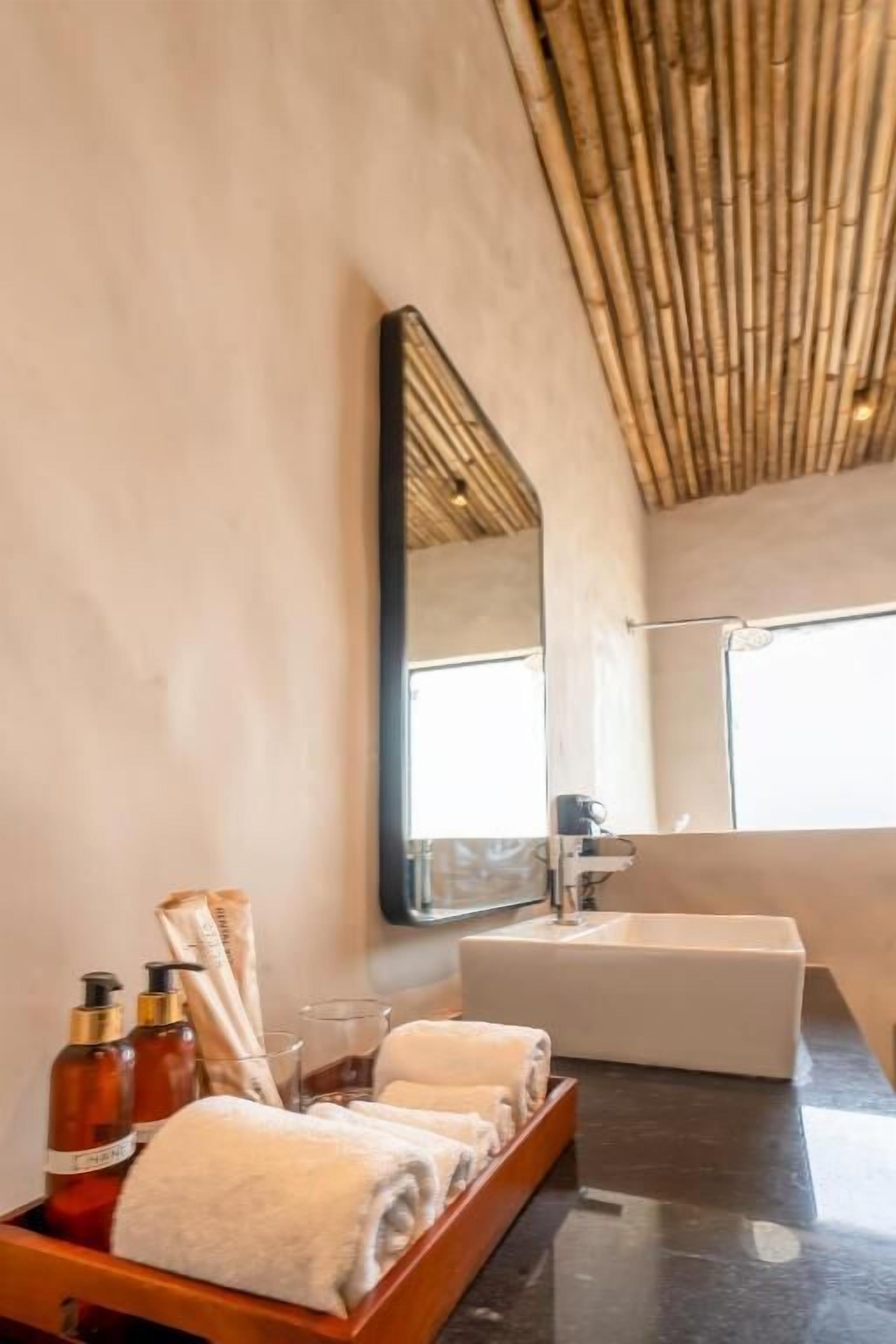 Chambre Double, piscine privée, vue montagne | Salle de bain