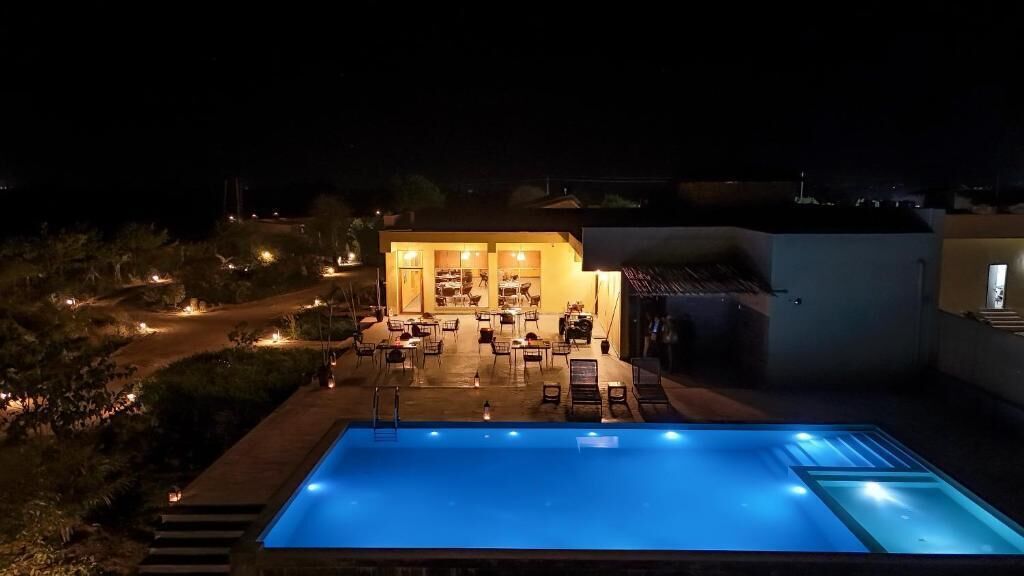 Una piscina al aire libre
