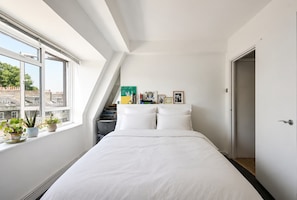 2 bedrooms, iron/ironing board, WiFi, bed sheets - The Guide's Charming Home (London)