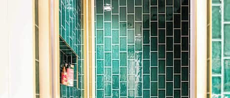 Douche, séchoir à cheveux, serviettes fournies, shampooing