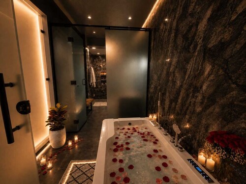 Luxurious 3-bedroom resort in Haridwar with Private pool, steam and jacuzzi
