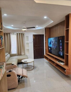 Smart TV, books - Riverduplex - Luxury duplex at a fair price (Totolan)