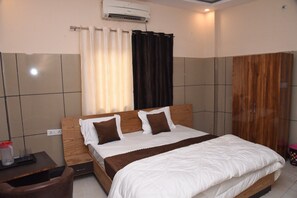 Deluxe-Doppelzimmer | Laptopgeeigneter Arbeitsplatz, kostenloses WLAN