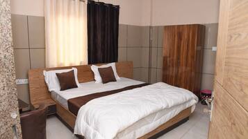 Deluxe Double Room | Laptop workspace, free WiFi