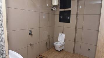 Deluxe Double Room | Bathroom | Towels