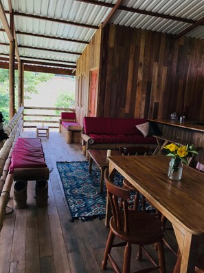Outdoor dining - Rancho Ecojoya Paradise Mountain working farm in nature (San Isidro de El General)