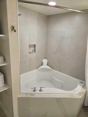 Vasca idromassaggio, asciugacapelli, asciugamani, sapone