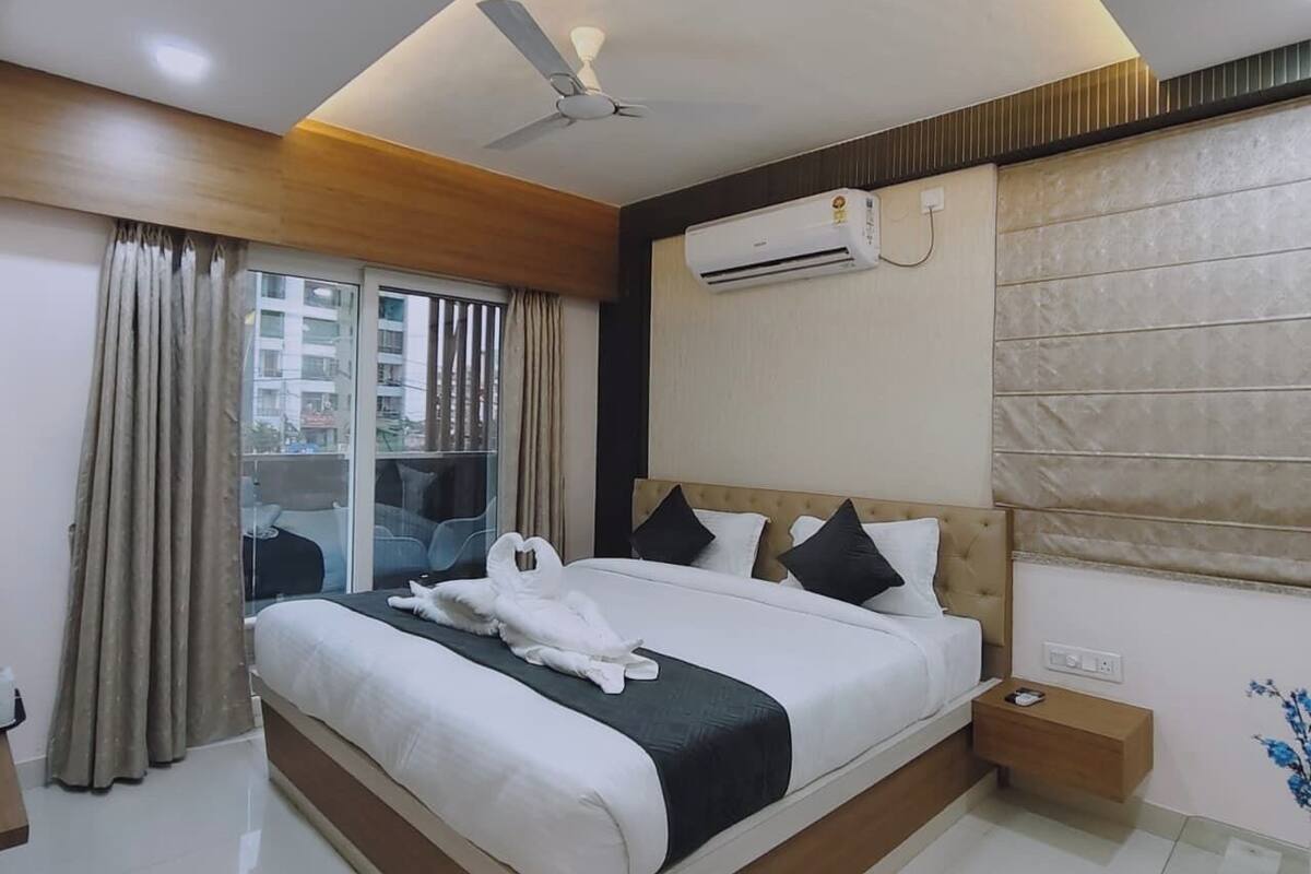 Down comforters, laptop workspace, WiFi (free)