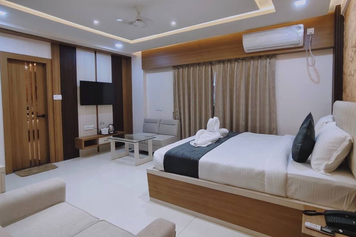 Superior Double Room, City View | Down comforters, laptop workspace, WiFi (free)