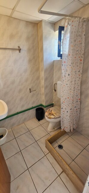 Bathroom - Sky Eye Studios-Casual Mediterranean living (Kokkini Hani)