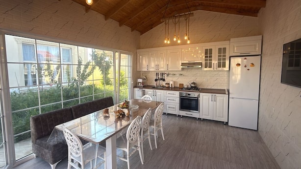Private kitchen - Spacious 4-bedroom home with air conditioning in beautiful Baku near Miami Beach (Baku)