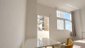 Studio, Balcony, City View | Interior