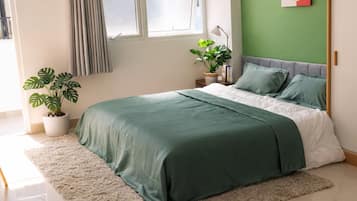 Escritorio, tabla de planchar con plancha, wifi gratis y ropa de cama