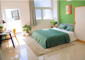 สตูดิโอ, ระเบียง, วิวเมือง | โต๊ะทำงาน, เตารีด/โต๊ะรีดผ้า, Wi-Fi ฟรี, ผ้าปูที่นอน