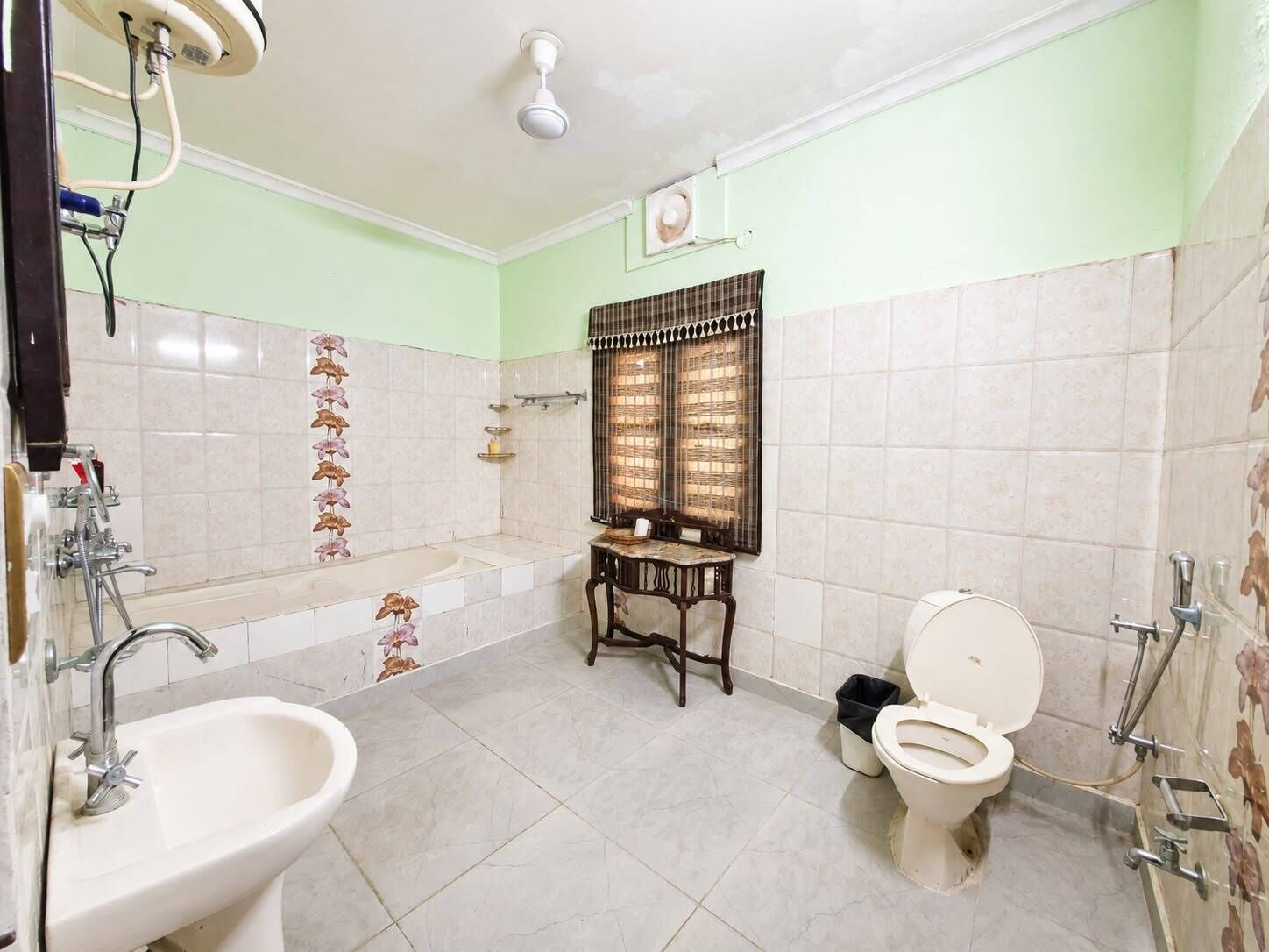Un baño con lavamanos, inodoro, ducha y bañera.
