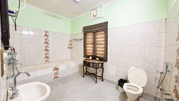 Un baño con lavamanos, inodoro, ducha y bañera.
