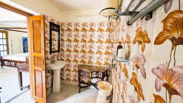 Twin Room | Bathroom