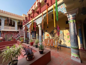 Outdoor dining - Suroth Mahal (Suroth)
