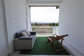Double Room | Property grounds - Hari Homestay Statue of Unity (Garudeshwar)