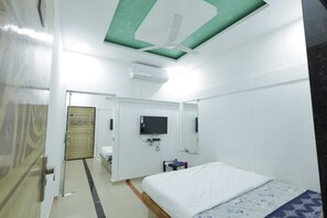 Double Room | Free WiFi - Hari Homestay Statue of Unity (Garudeshwar)