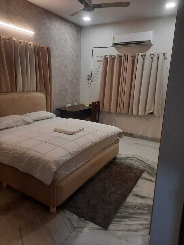 Desk, laptop workspace, free WiFi - Skyry Hotels Alapakkam (Chennai)