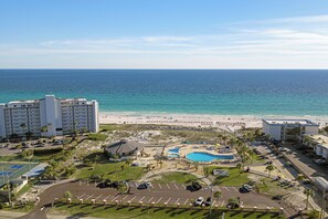Ein Küstenhotel mit Pool, Parkplatz und Strandzugang.