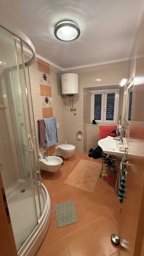 Villa (Villa Dabo with sea view) | Bathroom | Shower, towels