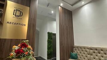Habitación triple (Triple Room with Sea View and Balcony) | 20 habitaciones y wifi gratis