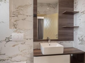 Shower, towels - Hotel D'iman (Bar)