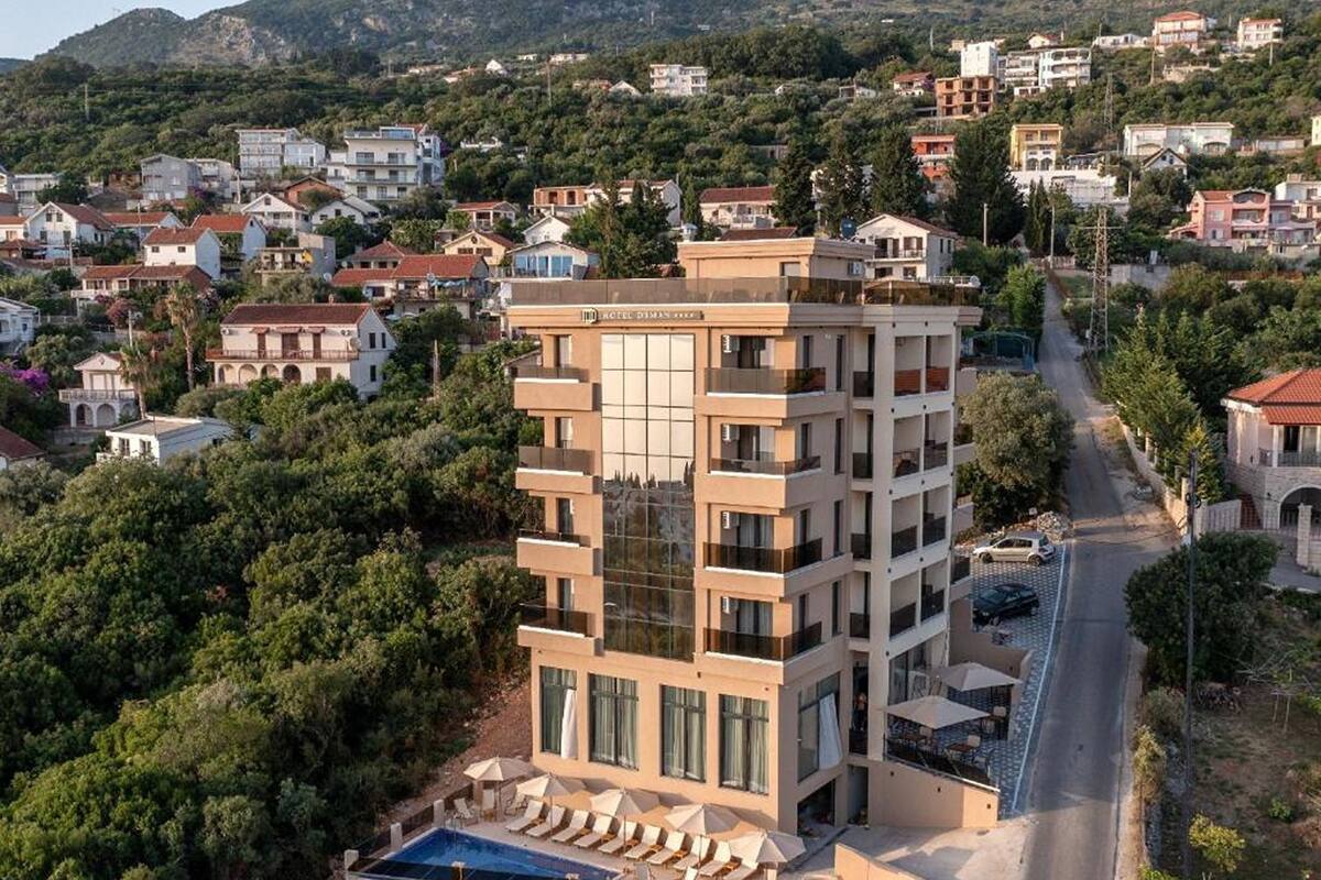 Un hôtel moderne doté d’une piscine, de plusieurs étages et offrant une vue sur le quartier environnant.
