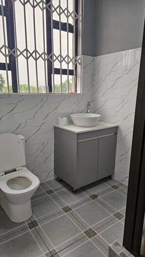 Habitación doble | Baño | Toallas, jabón, papel de baño 
