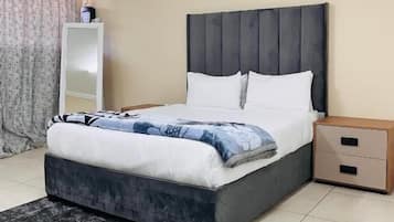 Iron/ironing board, bed sheets