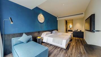 Quarto duplo conforto | Edredons de pluma, frigobar, escrivaninha