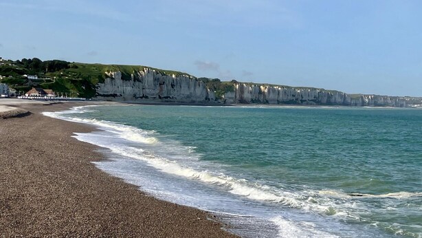 A coastal beach with white cliffs, a pebbly shore, and a clear sky. - Large family home in Normandy (Ganzeville)