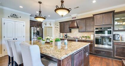 6 Mi to Medical District: Spacious Winterville Gem
