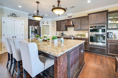 6 Mi to Medical District: Spacious Winterville Gem