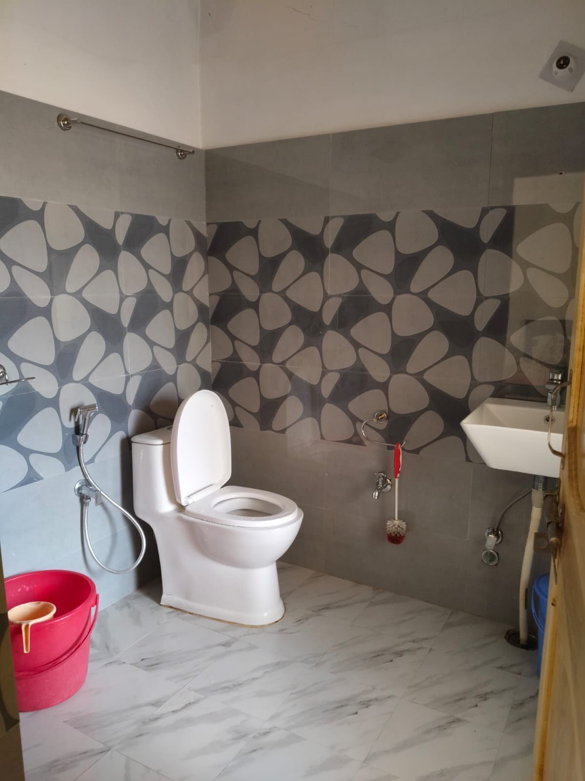 Un baño con inodoro, ducha y lavamanos.