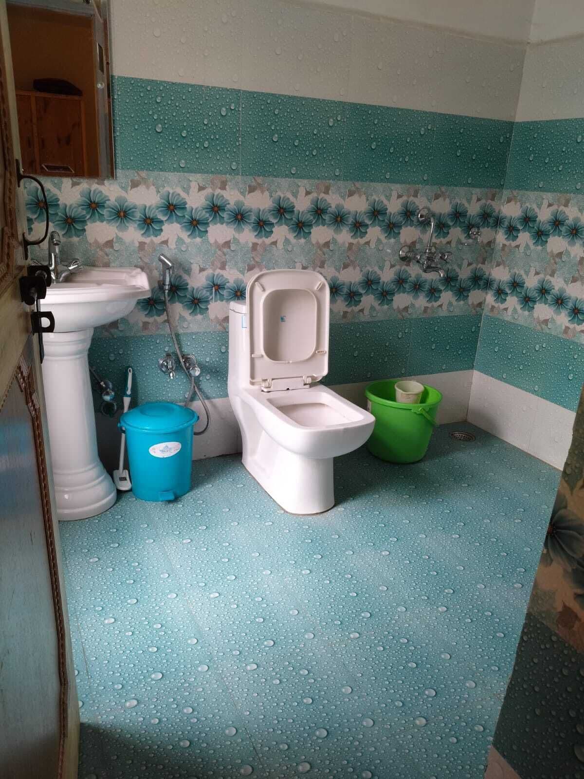 Un baño con inodoro, lavamanos y ducha.