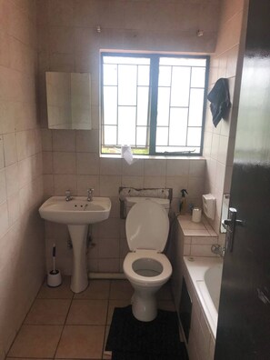 Bathroom - Pakings Sport Air B and B, your comfortable home (Pretoria)