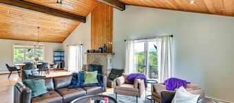 3 Acres, Mtn Views, Hot Tub, Steps to Winery