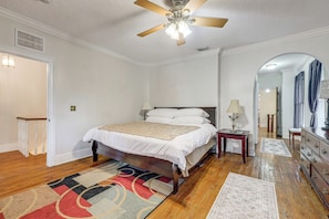 Room - Luxe Victorian Mansion in Downtown Jax! (Jacksonville)