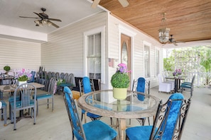 Outdoor dining - Luxe Victorian Mansion in Downtown Jax! (Jacksonville)