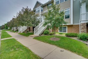 Exterior - Spacious & Quiet Townhome In the Twin Cities (Roseville)