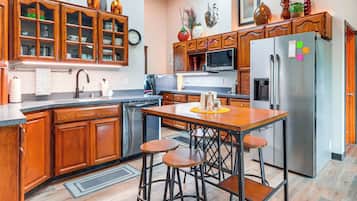 Fridge, microwave, stovetop, dishwasher