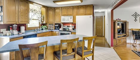 Fridge, microwave, stovetop, dishwasher